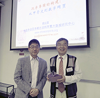 Prof. Thomas Lee, Department Chair of Linguistics and Modern Languages, presents a souvenir to Prof. Gu Yueguo